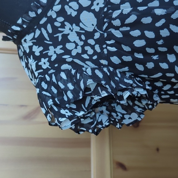 NWT Cupcakes  and Cashmere Capped Sleeve top XS - Picture 3 of 9
